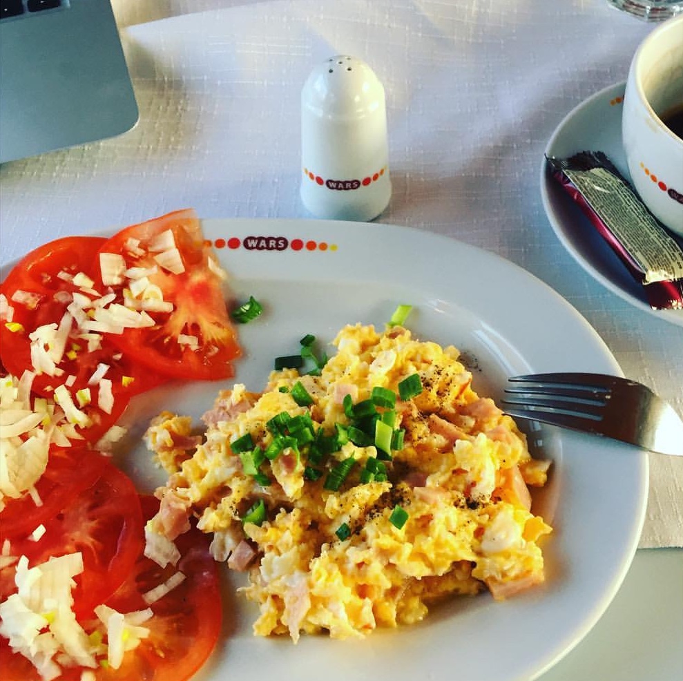 Frühstück im polnischen Speisewagen: Rührei mit Schinkenwürfeln, Tomaten und frischen Zwiebeln