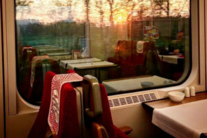 Polnischer Speisewagen von Wars.pl in der Abenddämmerung